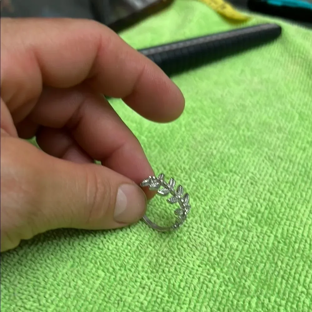 Elegant Silver Leaf Ring